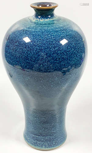 AN UNDERGLAZE BLUE VASE