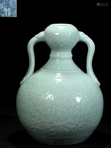 A PEA GREEN GLAZE FLORAL PATTERN VASE