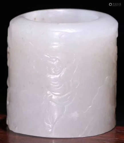 A HETIAN JADE CARVED FIGURE PATTERN RING