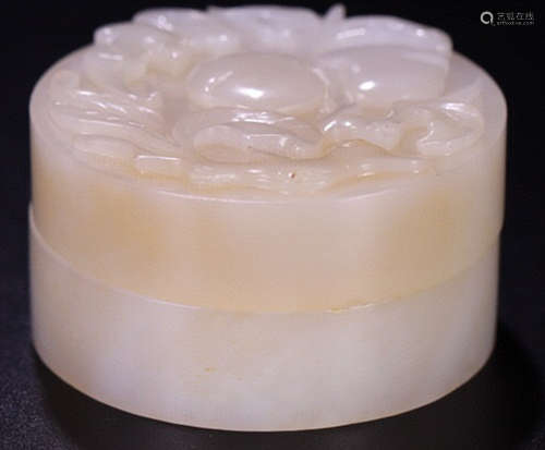 A HETIAN JADE CARVED AUSPICIOUS PATTERN BOX