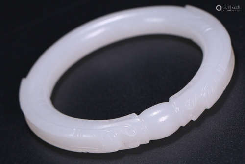 A HETIAN JADE CARVED DRAGON HEAD BANGLE