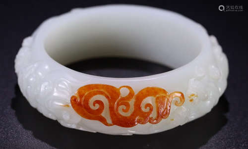 A HEITAN JADE CARVED DRAGON PATTERN BANGLE