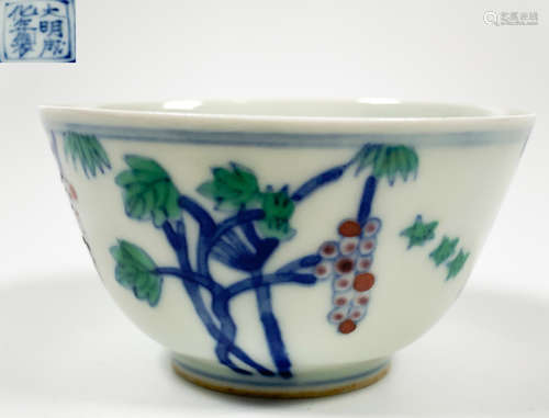 A DOUCAI GLAZE FLORAL PATTERN BOWL