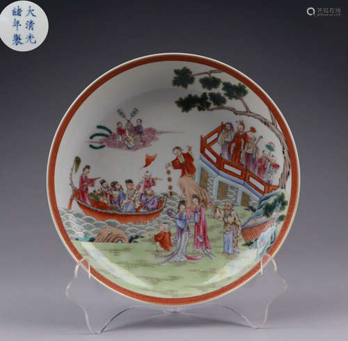 A FAMILLE ROSE GLAZE PLATE WITH FIGURE PATTERN