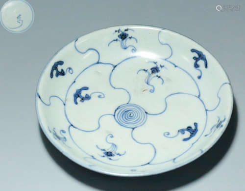 A BLUE&WHITE GLAZE WRAPPED FLOWER PATTERN PLATE