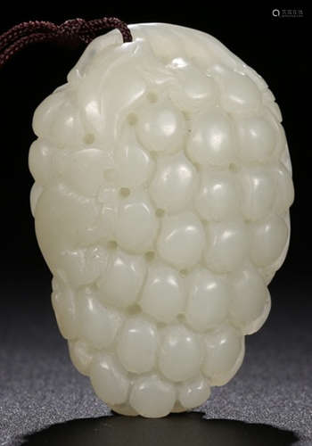 A XINJIANG HETIAN JADE CARVED GRAPE PATTERN PENDANT