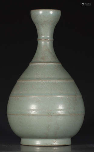 A RUYAO GLAZE XIAN PATTERN VASE