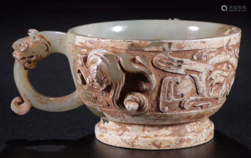 AN ANTIQUE JADE CARVED DRAGON PATTERN CUP