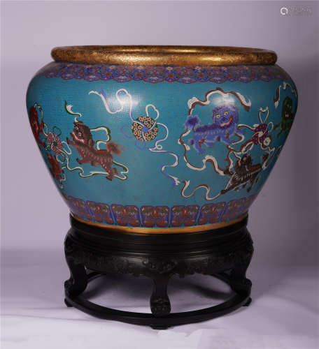 A PAIR OF CHINESE CLOISONNE FLOWER LION PLAYING JAR