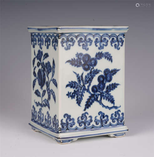 CHINESE BLUE AND WHITE PORCLEAIN SQUARE BRUSH POT