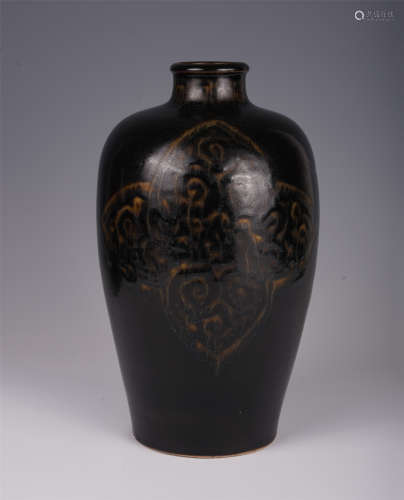 AN ANCIETN CHINESE PORCLEAIN MEIPING VASE