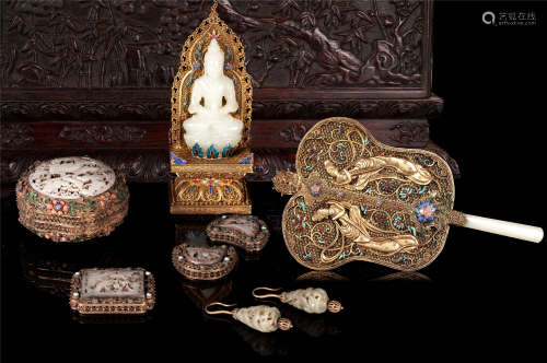 A SET OF CHINESE GILT BRONZE LNLAY JADE CARVED TABLE ITEM
