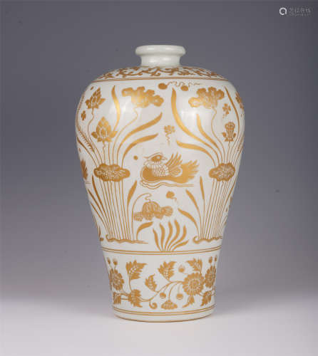 CHINESE GILT-DECORATED PORCELAIN MEIPING VASE