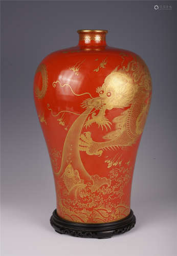 CHINESE GILT-DECORATED DRAGON PATTERN MEIPING VASE