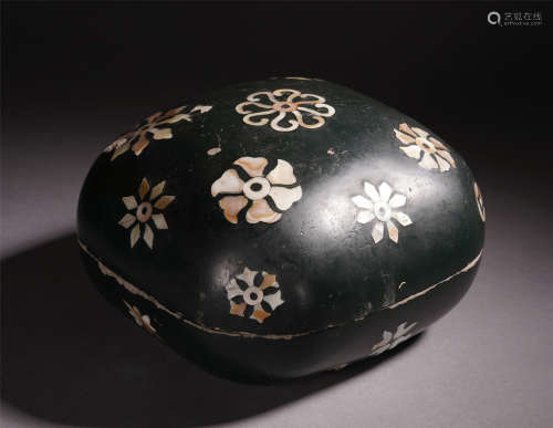 CHINESE LACQUERED AND CARVED LIDDED HAND BOX