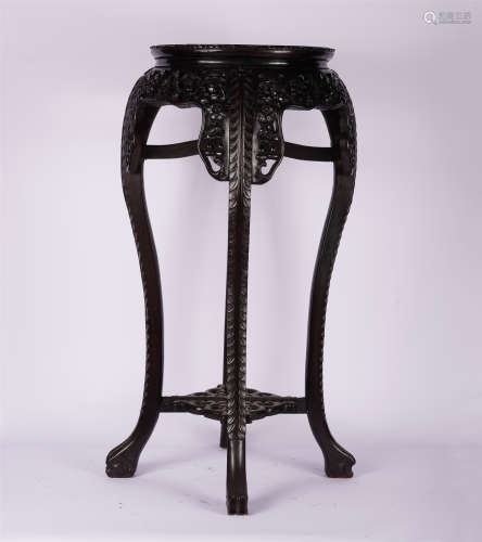 CHINESE ROSEWOOD CARVED FLOWERS TABLE WITH CURVED LEGS