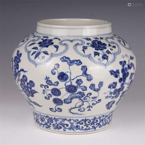 A LARGE CHINESE BLUE AND WHITE PORCLEAIN FLOWER JAR