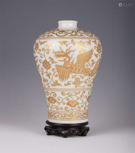 CHINESE GILT-DECORATED PHOENIX PATTERN MEIPING VASE