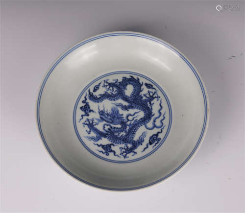 CHINESE BLUE AND WHITE PORCLEAIN DRAGON PATTERN DISH