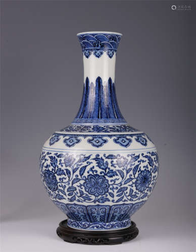 CHINESE BLUE AND WHITE PORCLEAIN VIEWS VASE