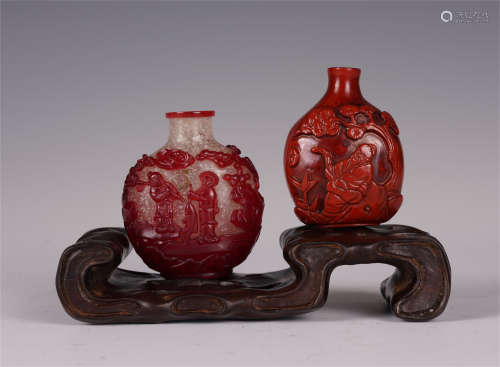 A PAIR OF CHINESE PEKING GLASS CARVED SNUFF BOTTLE