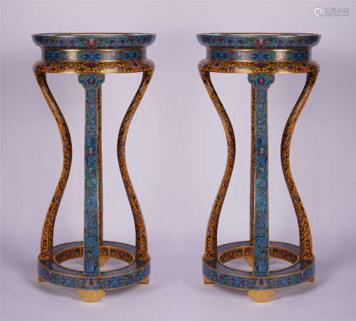 A PAIR OF CHINESE CLOISONNE ROUND FLOWERS TABLE