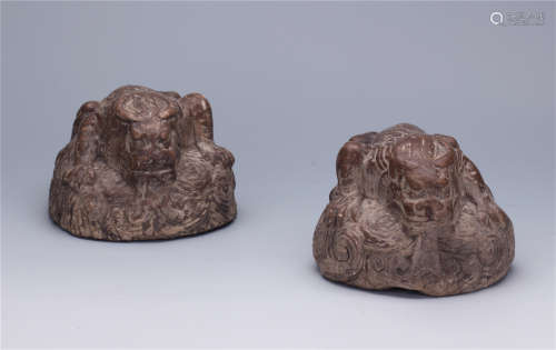 A PAIR OF CHINESE STONE CARVED BEAST PAPER WEIGHT