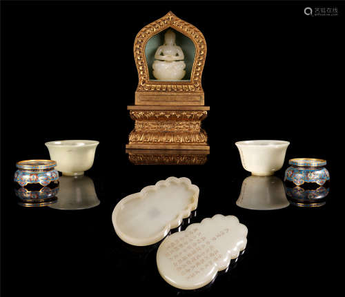 A SET OF CHINESE JADE CARVED GUANYIN IN NICHE & BOWLS