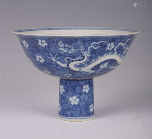 CHINESE BLUE AND WHITE PORCLEAIN DRAGON STEM CUP