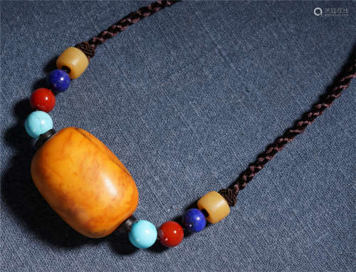 AN ANCIENT CHINESE AMBER CARVED NECKLACE