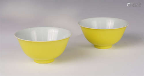 A PAIR OF CHINESE YELLOW GLAZE PORCELAIN BOWL