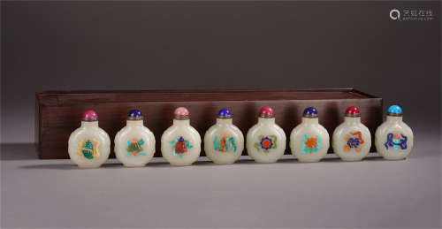 A SET OF CHINESE JADE CARVED GEM STONE INLAID SNUFF BOTTLE
