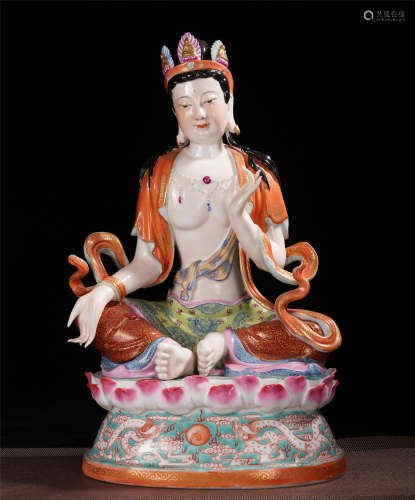CHINESE FAMILLE ROSE PORCLEAIN CARVED SEATED GUANYIN