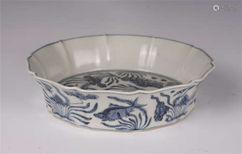 CHINESE BLUE AND WHITE PORCLEAIN SHAPED PLATE