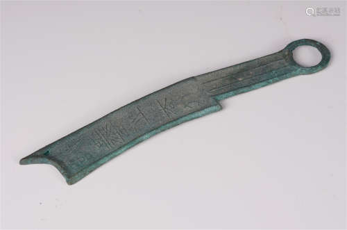 AN ANCIENT CHINESE BRONZE CARVED CURRENCY ORACLE INSCRIBED