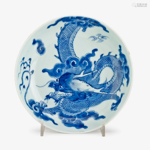 A small Chinese blue and white porcelain drag…