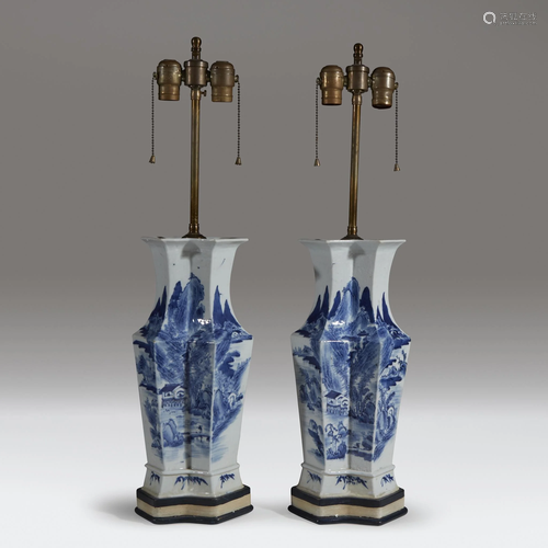 A pair of Chinese blue and white porcelain …