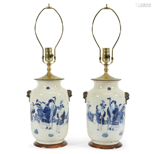 A pair of Chinese blue and white porcelain …