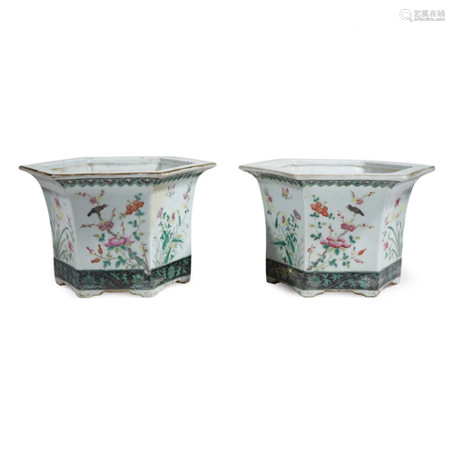 A pair of Chinese famille rose-decorated por…