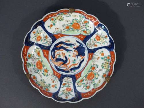 JAPON, Plat en porcelaine Imari