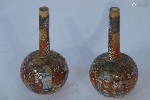 PAIRE DE PETITS VASES