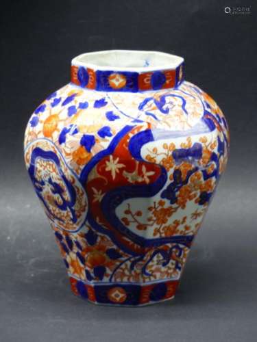 JAPON,Vase hexagonal en porcelaine Imari