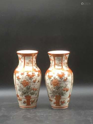 JAPON, Paire de vases balustres en porcelaine