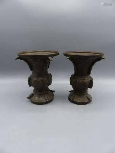 JAPON.Paire de vases Gu à col évasé en bronze