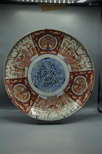 JAPON, Plat circulaire en porcelaine Imari