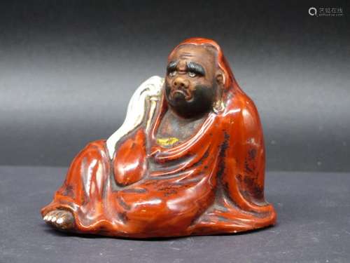 JAPON. Statuette de Daruma en grès émaillé rouge