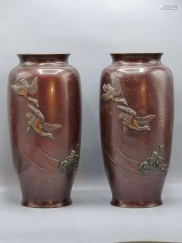 JAPON. Paire de vases en bronze