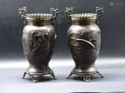 JAPON. Ere MEIJI . Paire de vases en bronze patiné