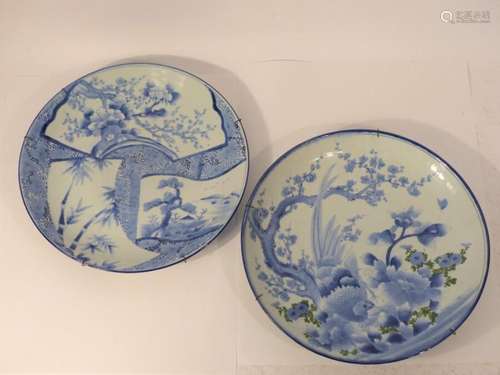 JAPON, Deux grands plats en porcelaine bleu blanc