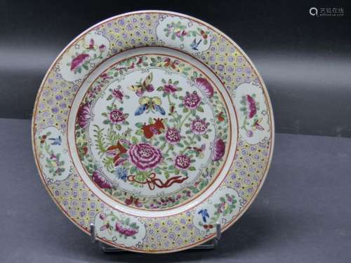 CHINE Assiette en porcelaine famille rose